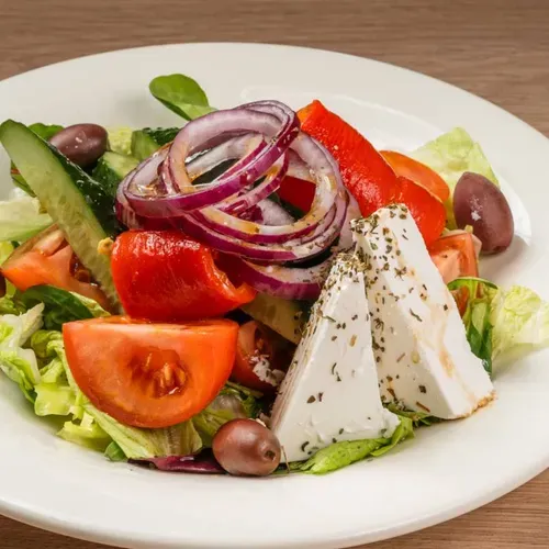 Salată moldovenească cu branză cu ardei copți