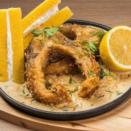 Carp la tigaie în sos de smantană cu mămăligă