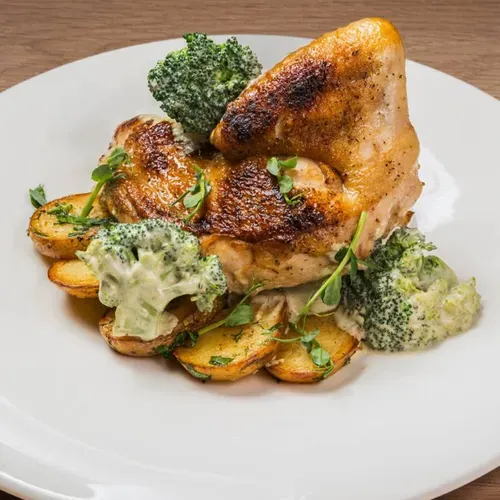 Pui cu broccoli și sos delicat